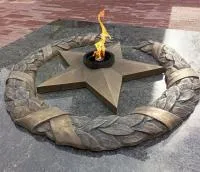 Бронзовый венок со звездой вечного огня в Рубцовске (518550)