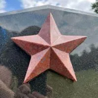 Красная звёздочка на гранитной плите в Рубцовске (518416)