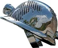 Каска - скульптура абстрактная скульптура из нержавеющей стали на заказ — Рубцовск  